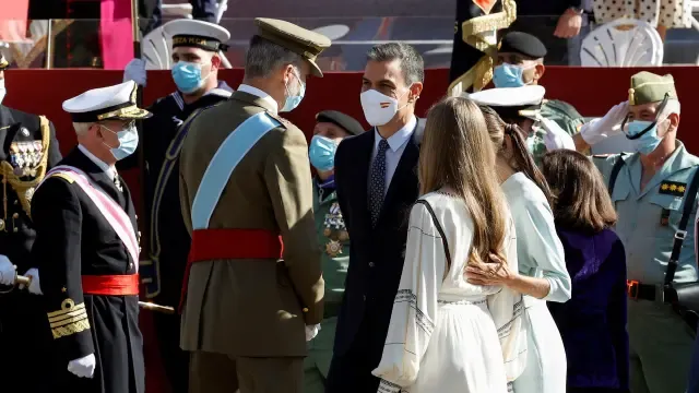 El rey Felipe Vi conversa con Pedro Sánchez junto a la reina Letizia y la infanta Sofía.
