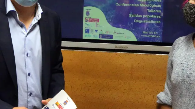 Antonio Biescas, alcalde de Ayerbe, y Rebeca Armada, concejala de Cultura, en la presentación de las XXX Jornadas Micológicas.