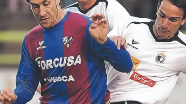 Edu Roldán pugna con un jugador del Burgos en el partido de 2008.