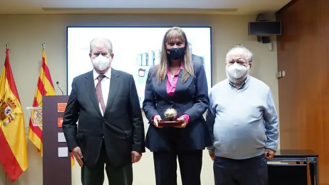 La consejera de Sanidad, Sira Repollés, recibe el premio de la Asociación Ictus Aragón.
