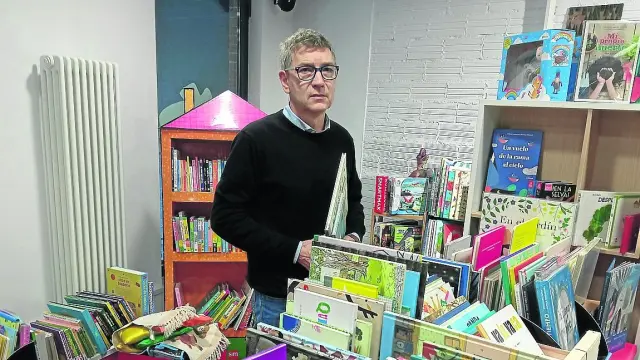 Beni Ibor, en la sala de exposiciones de su librería, rodeado de obras infantiles y juveniles.