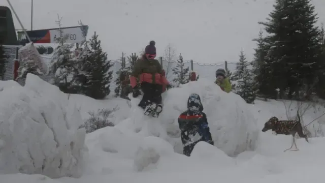 Unos niños disfrutan de la nieve en Formigal