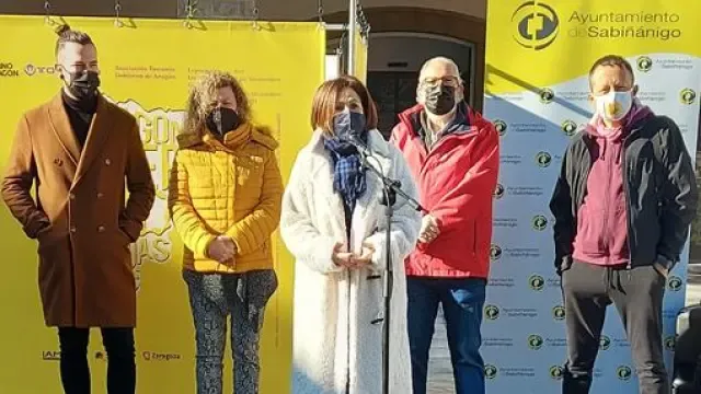 Álvaro Albajez, Marisa Morillo, Teresa Sevillano, Eloy Torre y Pepe Paz, en la inauguración de la exposición ayer en Sabiñanigo.