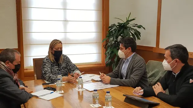 Reunión de Marta Gastón con los responsables de un nuevo proyecto empresarial en Torrente de Cinca.