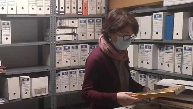 Raquel Barrero trabaja en el archivo de Caldearenas.