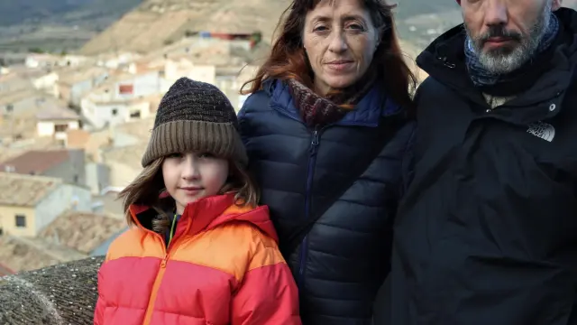 Arturo Ferrer, con su mujer Ana Pérez y su hijo Samuel Antón, cuando llegaron a Bolea hace un año.