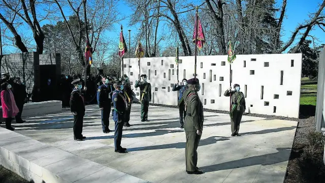 Militares junto al monolito en recuerdo de los militares fallecidos en el Yak-42.