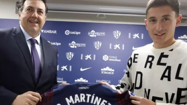 Pablo Martínez junto con Manolo Torres y la camiseta con el dorsal 16 que llevará en el Huesca