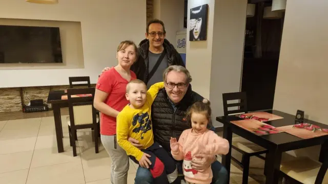 Alina, junto a Fernando y Gregorio (sentado), su hijo y una de sus sobrinas, el miércoles en Polonia.