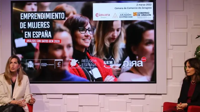 De izda. a dcha., Ana Epalza, gestora de Comunicación de Coca-Cola Europacific Partners en Cantabria y Bizkaia, y María del Mar Fuentes, catedrática de Organización de Empresas de la Universidad de Granada, en la Cámara de Comercio de Zaragoza.