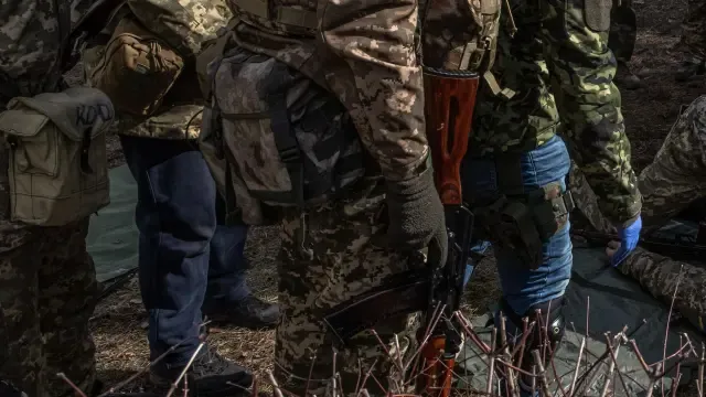 Soldados ucranianos entrenándose en primeros auxilios.