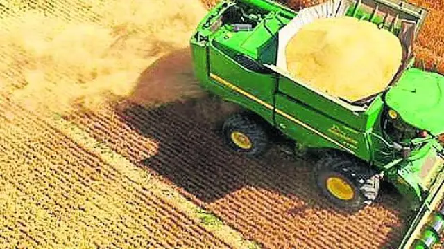 Máquina cosechando en un campo de cereal de la provincia altoaragonesa.