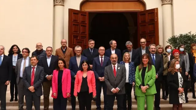 La ministra de Sanidad y el presidente de Aragón junto a los asistentes a la reunión celebrada en Zaragoza.