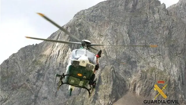 Trabajos de un helicóptero en un rescate de montaña.