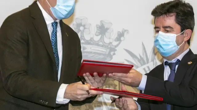Azcón y Felipe durante la firma del acuerdo.
