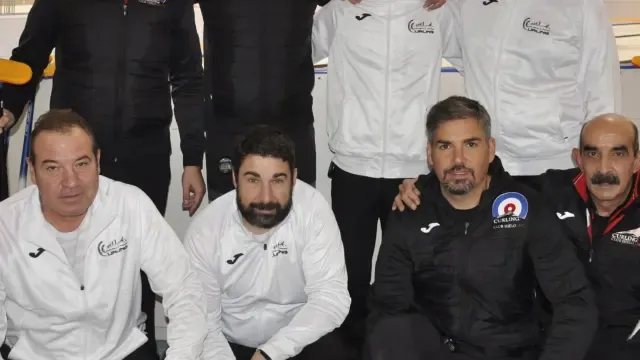 Los jugadores del CH Jaca (de negro) y los del CH del Pirineo (de blanco), antes de medirse en el campeonato.