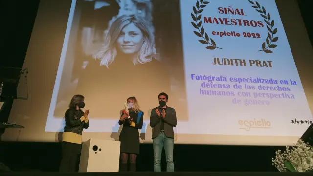 Judith Prat, en el centro, con el premio Siñal Mayestros.