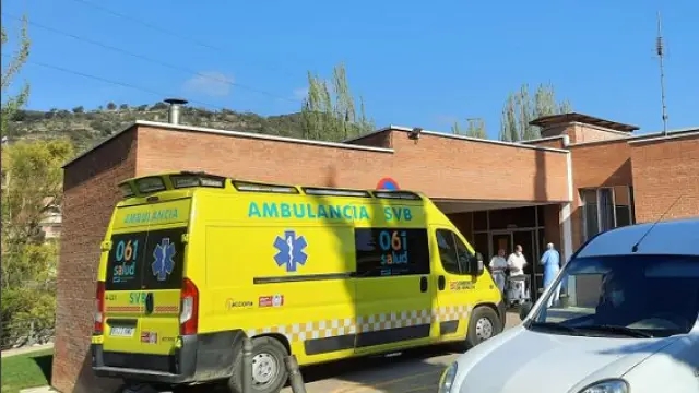 Ambulancia enchufada en Urgencias del Centro de Salud del Graus.