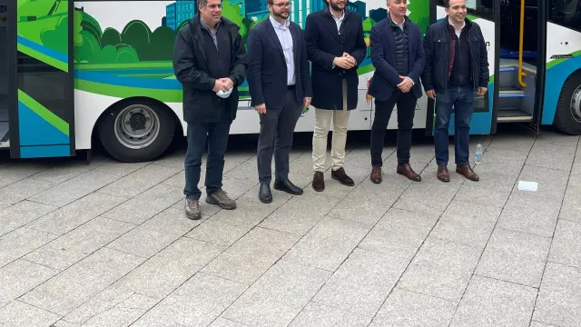 Presentación del nuevo autobús de Monzón.