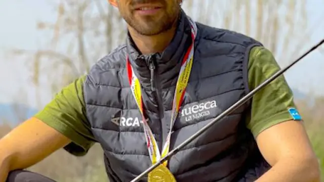 Nicolás Abadía, campeón de España absoluto de Salmónidos Mosca Lago desde orilla.