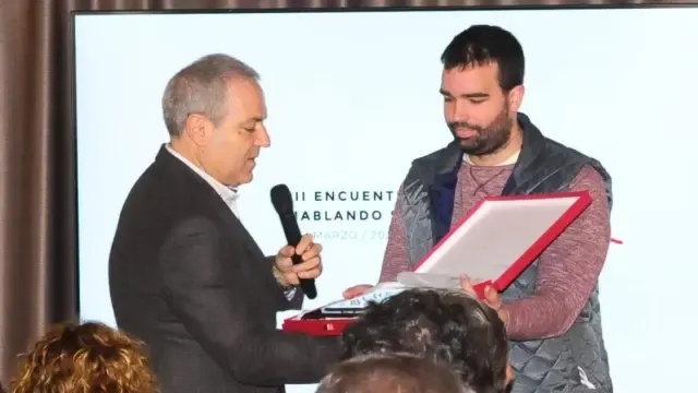 Adrián Beroz durante la entrega de la placa en honor a su padre, Mariano Beroz.