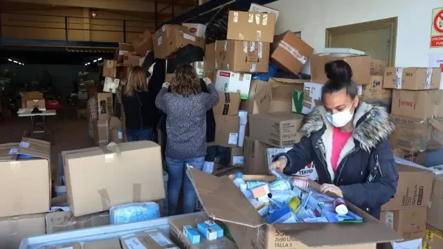 Voluntarias del Banco de Alimentos clasificando el material donado, en el nuevo almacén.