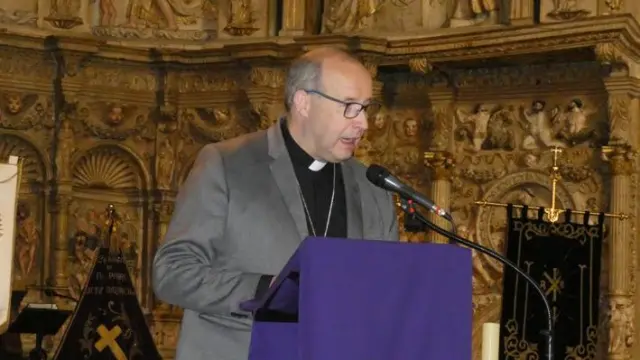 El obispo de Teruel-Albarracín, José Antonio Satué, ayer durante la lectura del Pregón de Semana Santa en Barbastro.