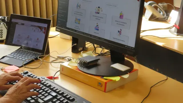 Una mujer trabaja en un ordenador de la Administración aragonesa.