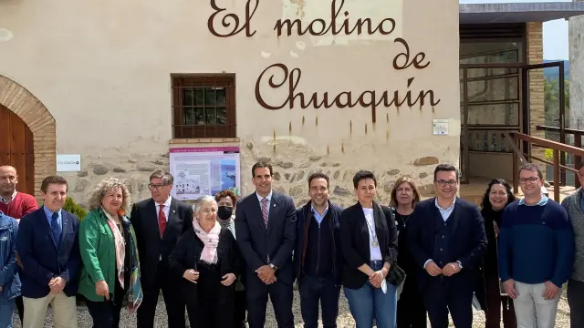 Foto de familia de los asistentes este viernes a la visita a la Oficina de Turismo de El Grado.