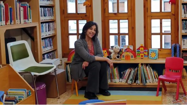 Rosario Seral, en la biblioteca de Leciñena.