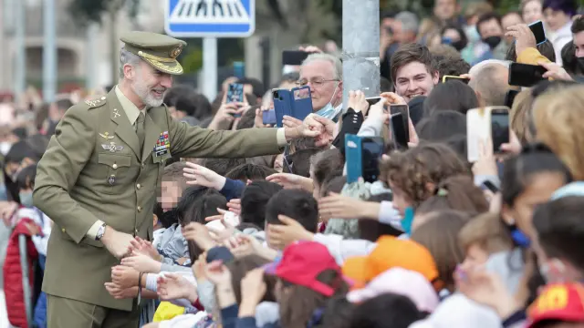 Felipe VI saluda a niños y otros asistentes a su llegada al puesto de la Guardia Civil de Sarria en Lugo.