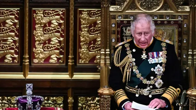 En la ceremonia no faltó la corona imperial, colocada sobre un cojín rojo, símbolo de la relación entre monarquía y parlamento.