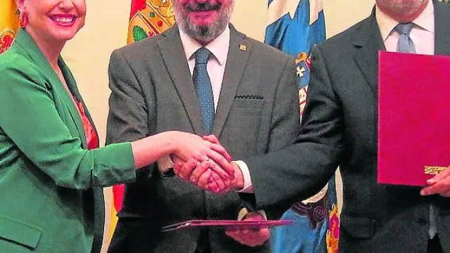 La consejera Maru Díaz, el presidente Javier Lambán y el rector de la UZ, José Antonio Mayoral.