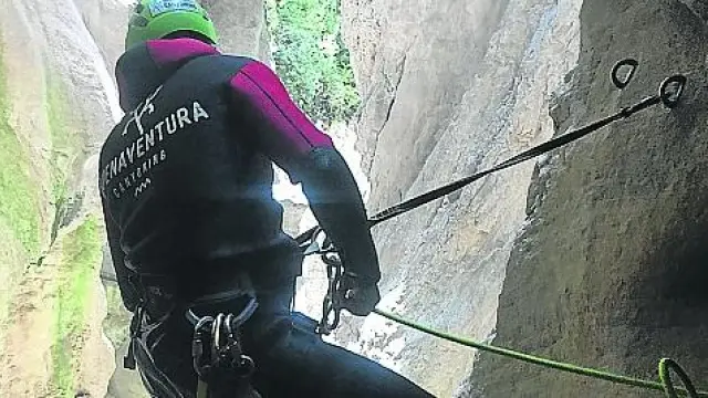 Actividad de descenso de barrancos en el Parque Natural de la Sierra y de los Cañones de Guara.