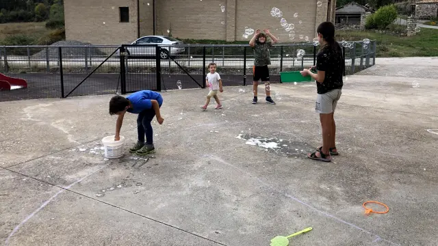 Actividad con pompas de jabón en el centro educativo.