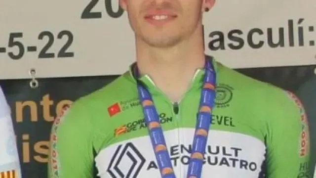 Marc Naveira, en el podio Sub 23 de la carrera disputada en Sabadell.
