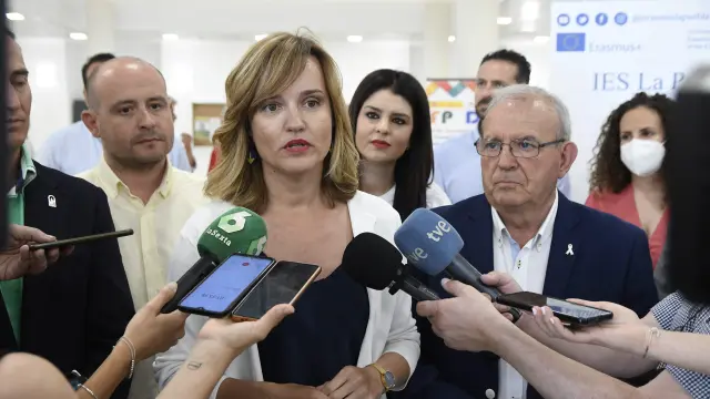 Pilar Alegría, ayer en declaraciones a los periodistas desde Vícar.