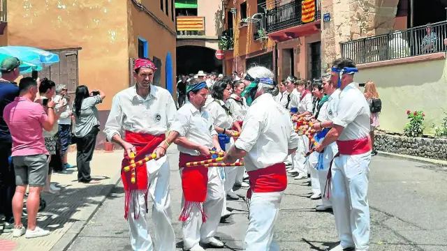 Calles de Benabarre durante el tradicional festejo Ball dels Palitrocs en la Pastorada.