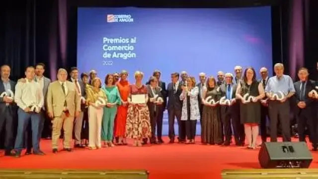 Foto de familia de todos los premiados con los consejeros Arturo Aliaga y Mayte Pérez.