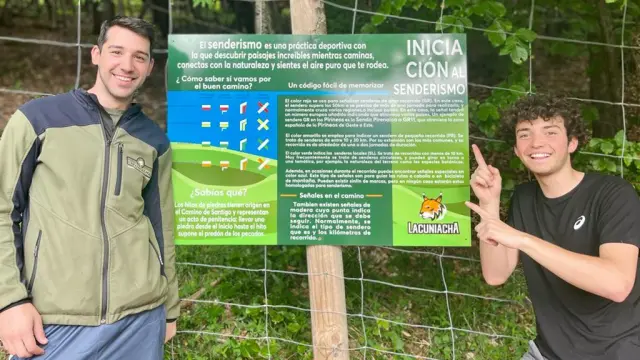 Alumnos del IES Pirineos de Jaca, con el cartel informativo a la entrada del sendero de Lacuniacha.