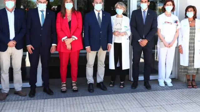 Foto de familia con el presidente de Aragón, Javier Lambán, y la consejera, Sira Repollés
