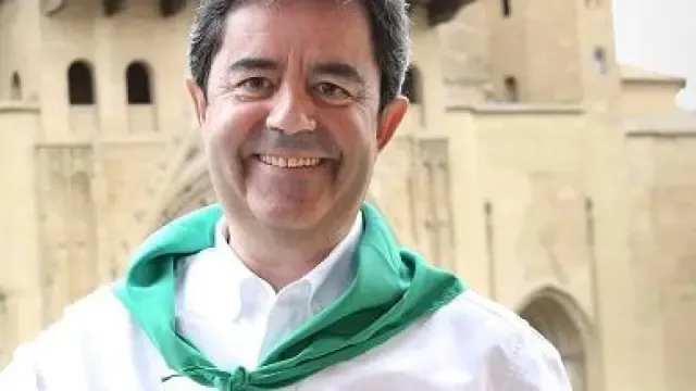 Luis Felipe, alcalde de Huesca, con indumentaria laurentina desde el balcón del ayuntamiento.