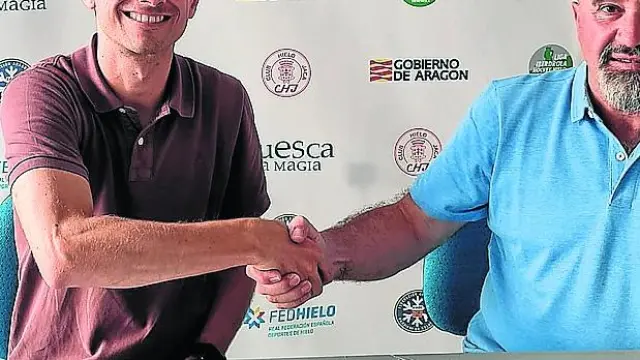 Sergio Pascual y Antonio Beltrán sellan con un apretón de manos el acuerdo.