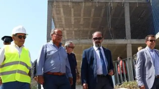 El presidente Lambán, acompañado por la consejera Broto, ha visitado las obras del centro de mayores.