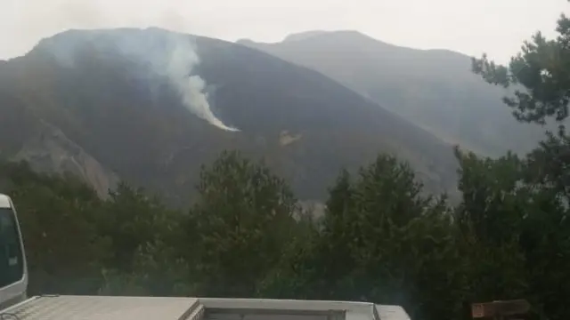 Últimos focos del incendio originado en el macizo de Cotiella hace ya seis días.