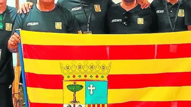 Los miembros de la delegación aragonesa posan con la bandera tras conseguir la plata.