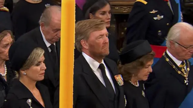 Felipe y Letizia, junto a los eméritos durante el funeral de Isabel II en la zona que han ocupado las monarquías.