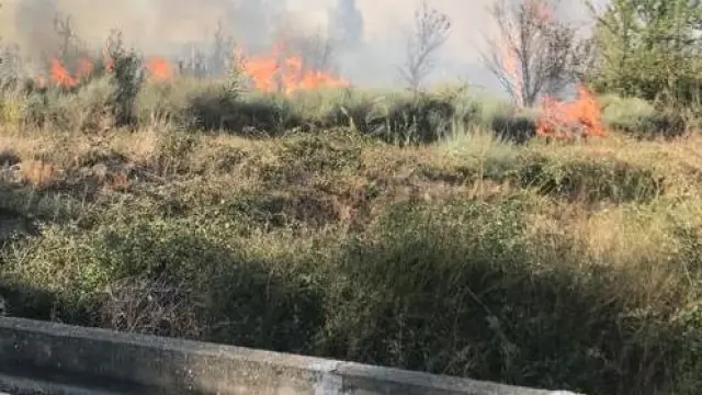 Incendio entre Robres y Almuniente, en la tarde de este jueves.