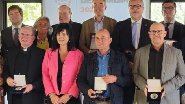 Foto de familia de premiados y autoridades, este martes en Ligüerre de Cinca.