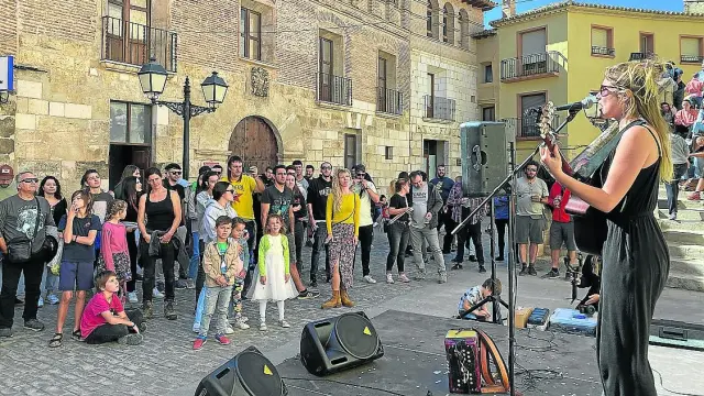 Alidé Sans en su concierto en la plaza Mayor.